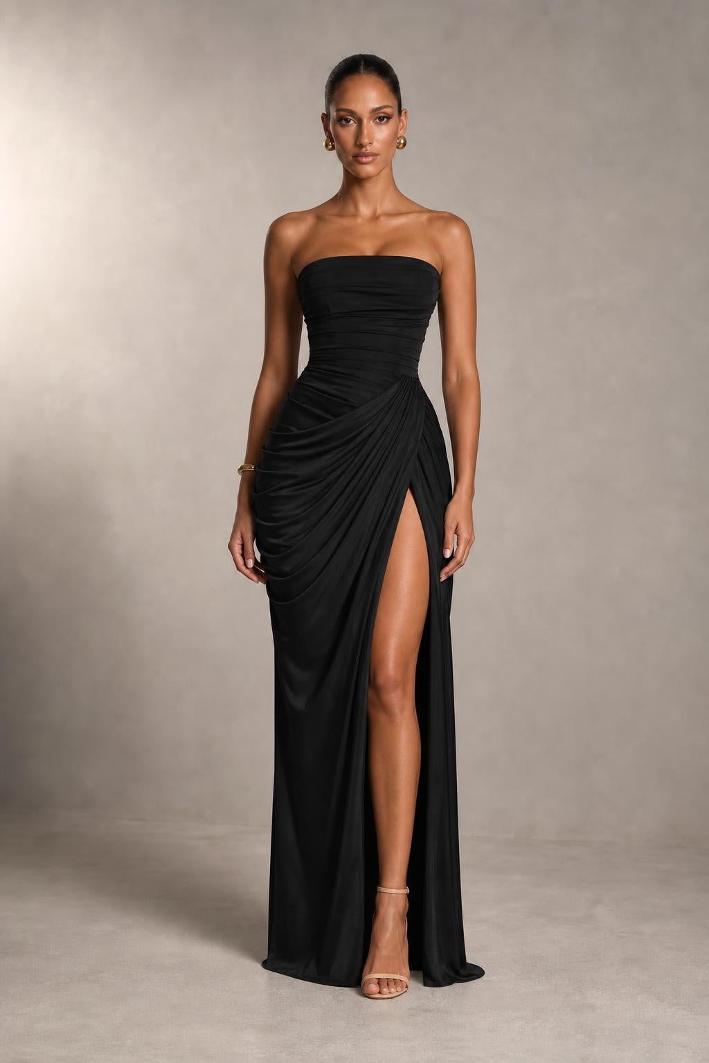 Vestido largo drapeado palabra de honor con abertura en color negro
