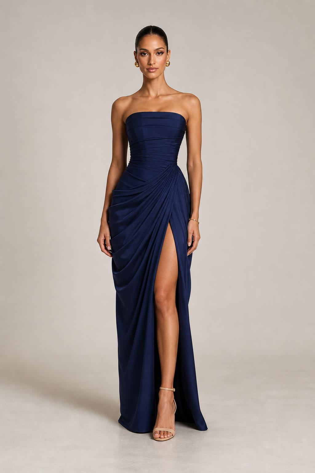 Vestido largo drapeado palabra de honor con abertura en color azul marino