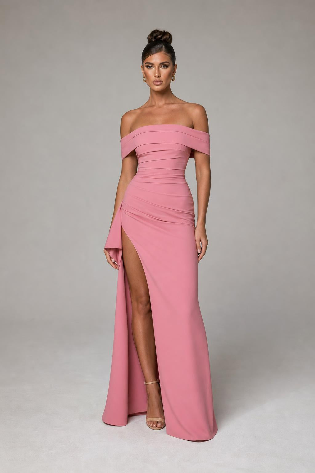 Vestido largo de hombros descubiertos con drapeado y abertura en color rosa