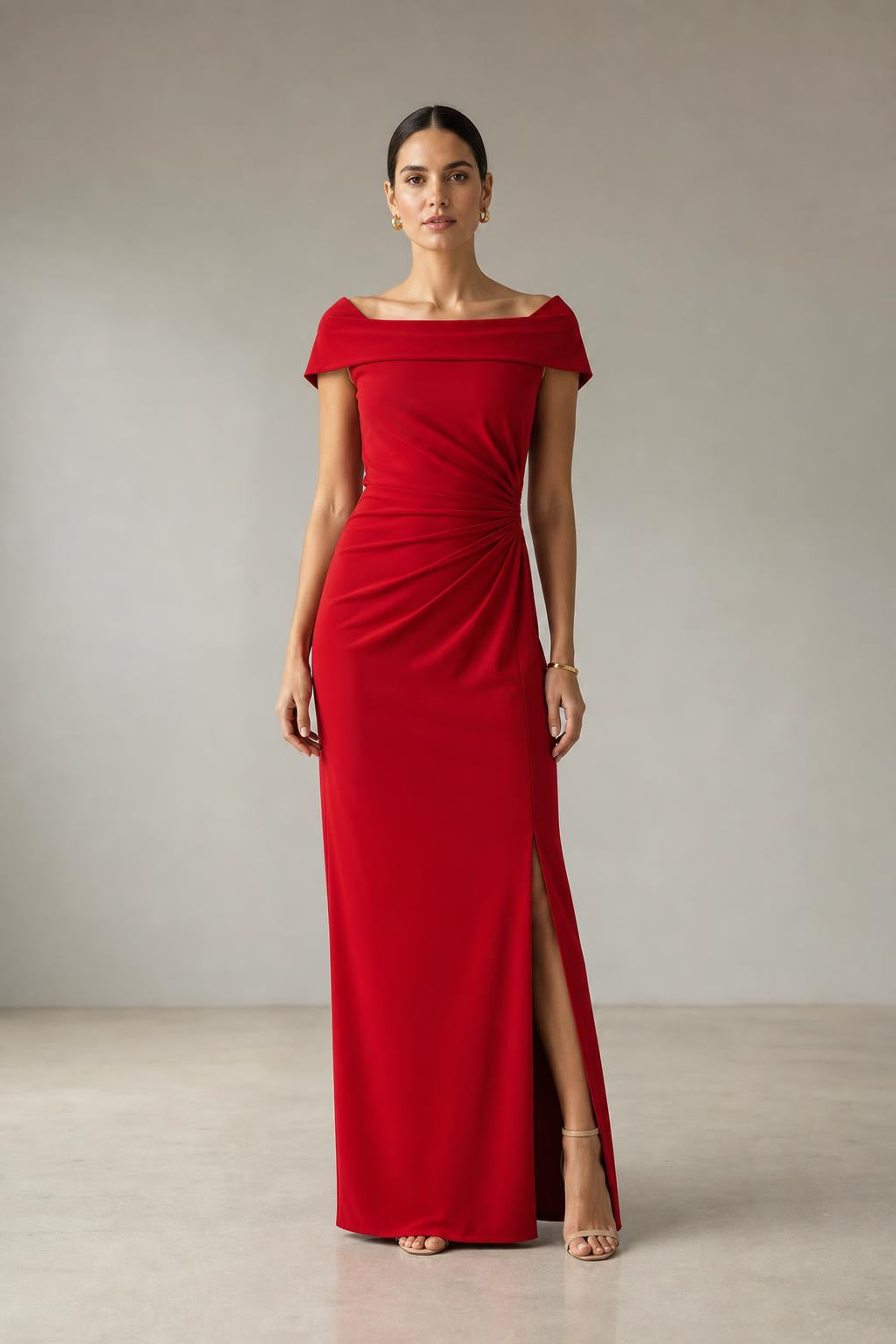 Vestido largo de hombros descubiertos con drapeado y abertura en color rojo