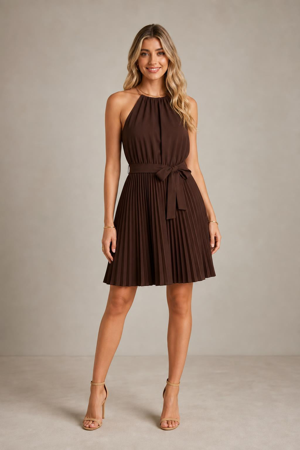 Vestido corto plisado de cuello halter con cinturón en color marrón chocolate