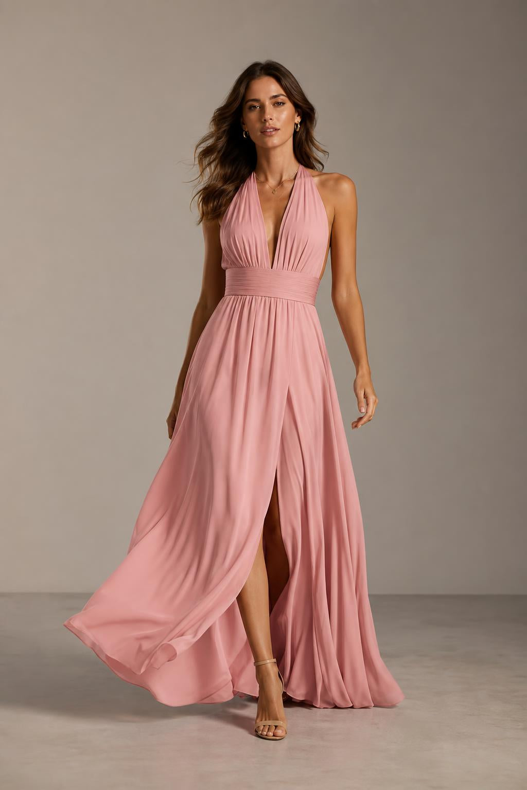Vestido largo halter con escote en V y abertura en color rosa