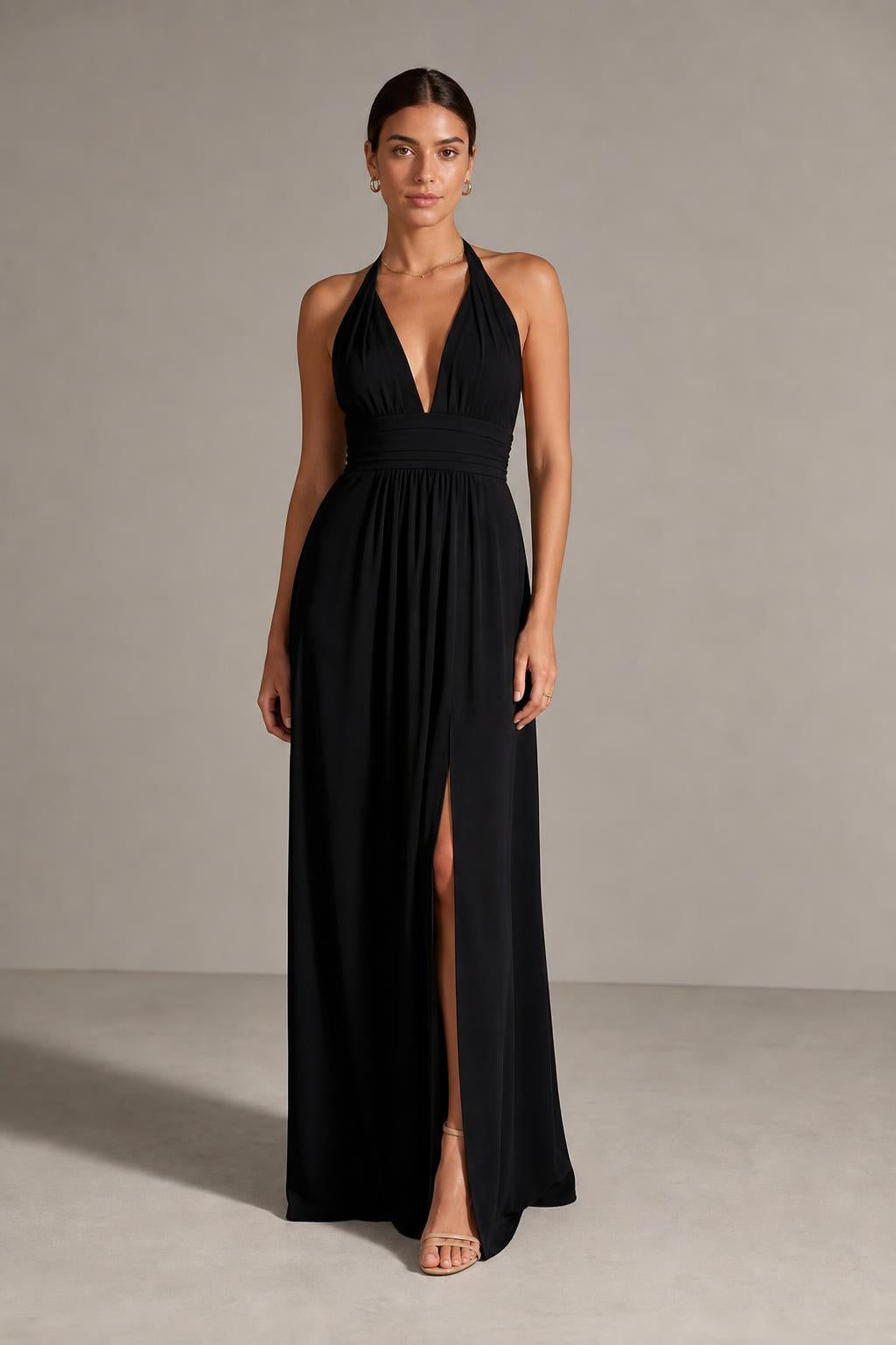 Vestido largo halter con escote en V y abertura en color negro