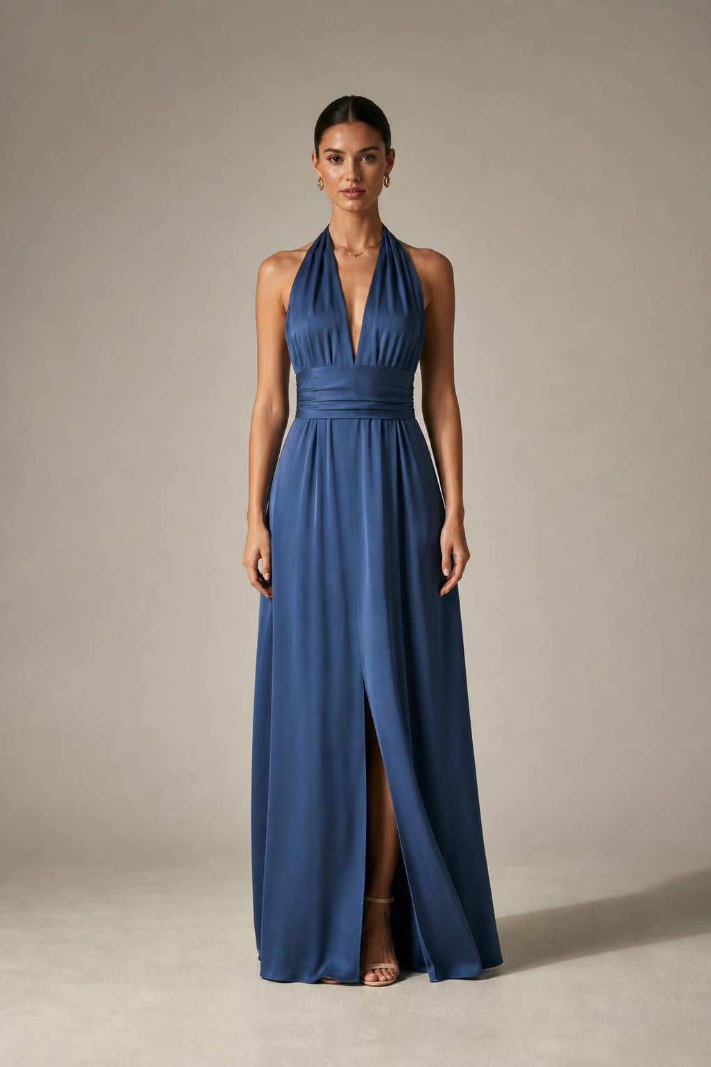 Vestido largo halter con escote en V y abertura en color azul