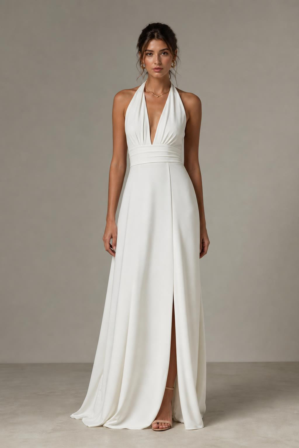 Vestido largo halter con escote en V y abertura en color blanco