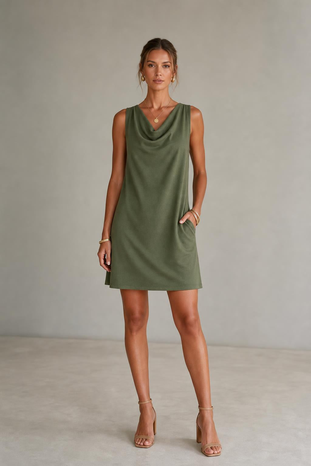 Vestido corto de cuello drapeado con bolsillos en color verde