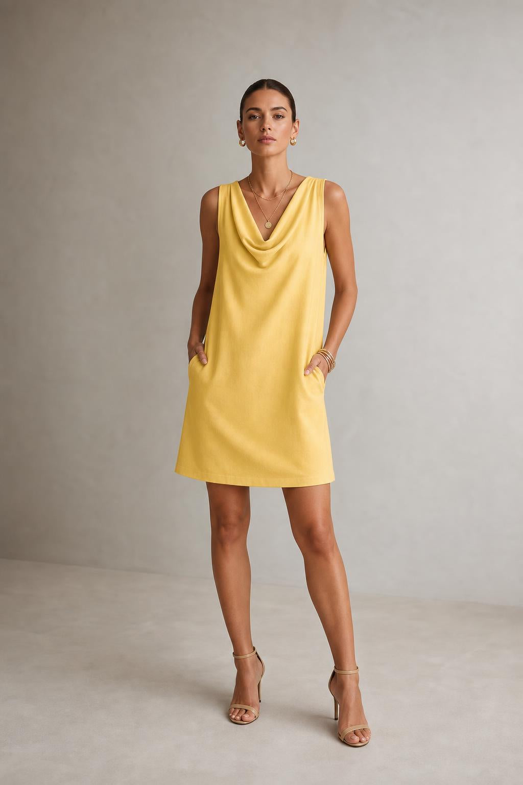 Vestido corto de cuello drapeado con bolsillos en color amarillo