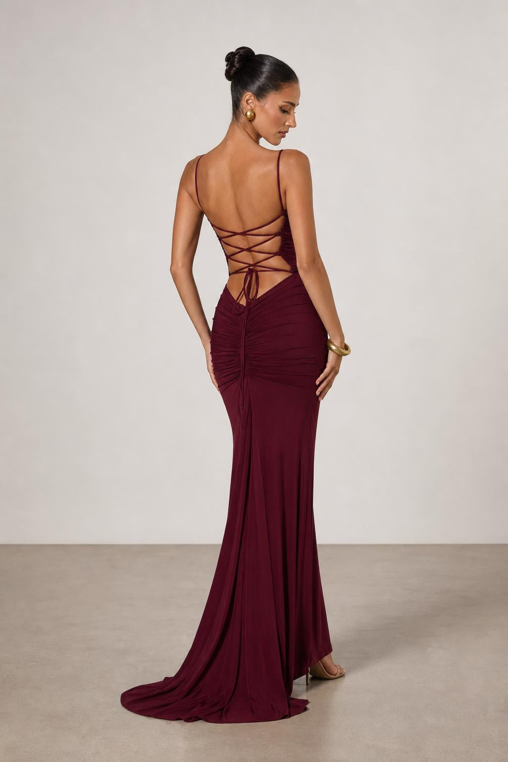 Vestido largo de noche con espalda abierta y lazo en color burdeos