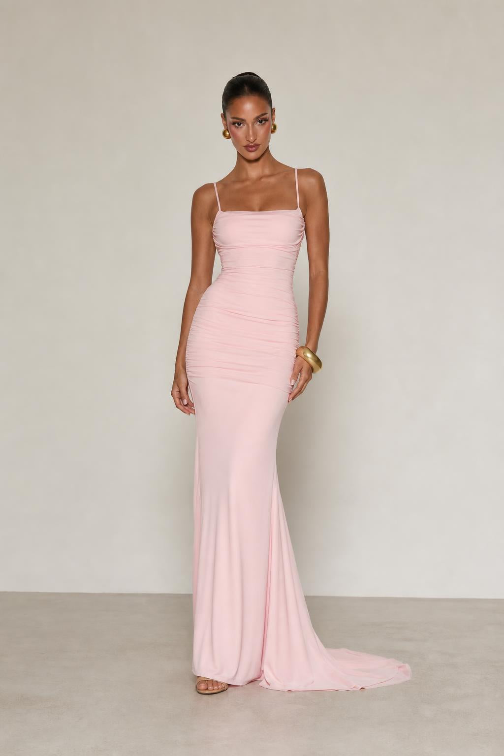 Vestido largo de noche con espalda abierta y lazo en color rosa