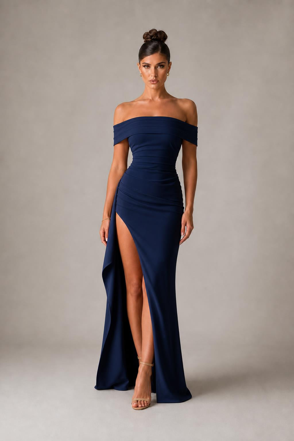 Vestido largo de hombros descubiertos con drapeado y abertura en color azul marino