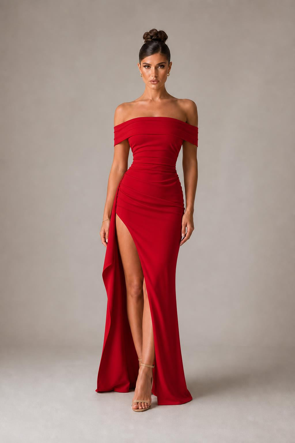 Vestido largo de hombros descubiertos con drapeado y abertura en color rojo