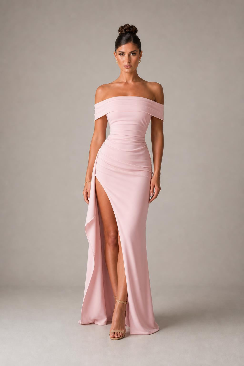 Vestido largo de hombros descubiertos con drapeado y abertura en color rosa