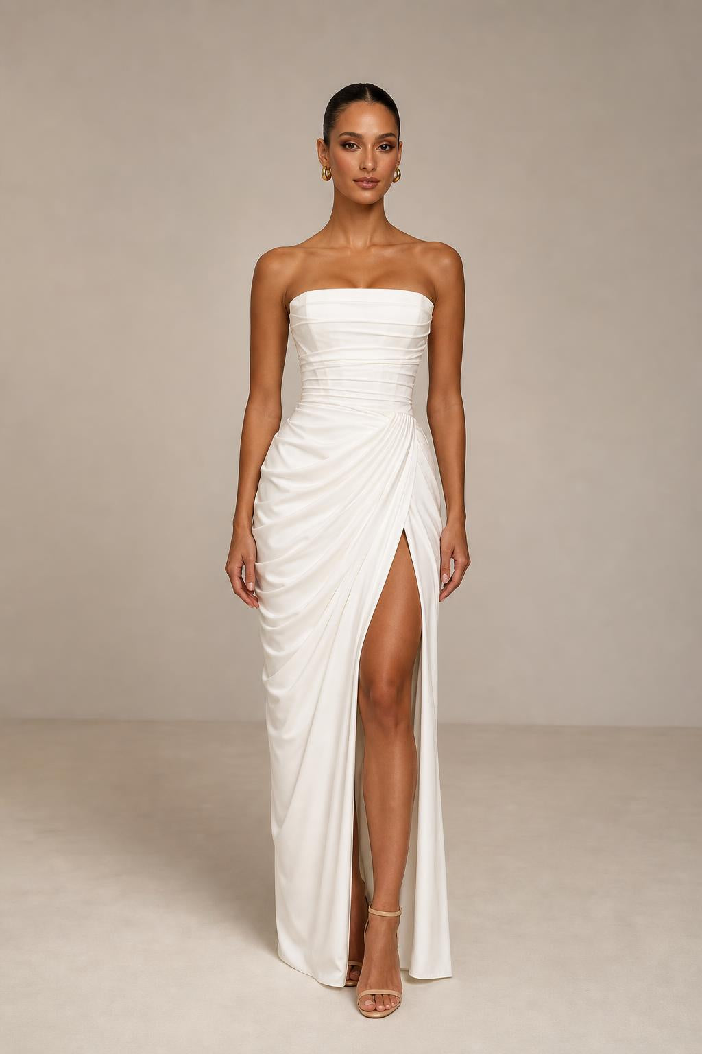 Vestido largo drapeado palabra de honor con abertura en color blanco