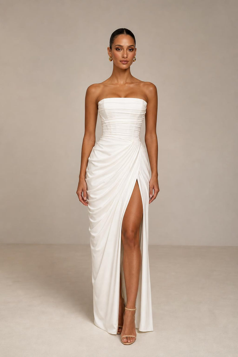Vestido largo drapeado palabra de honor con abertura en color blanco