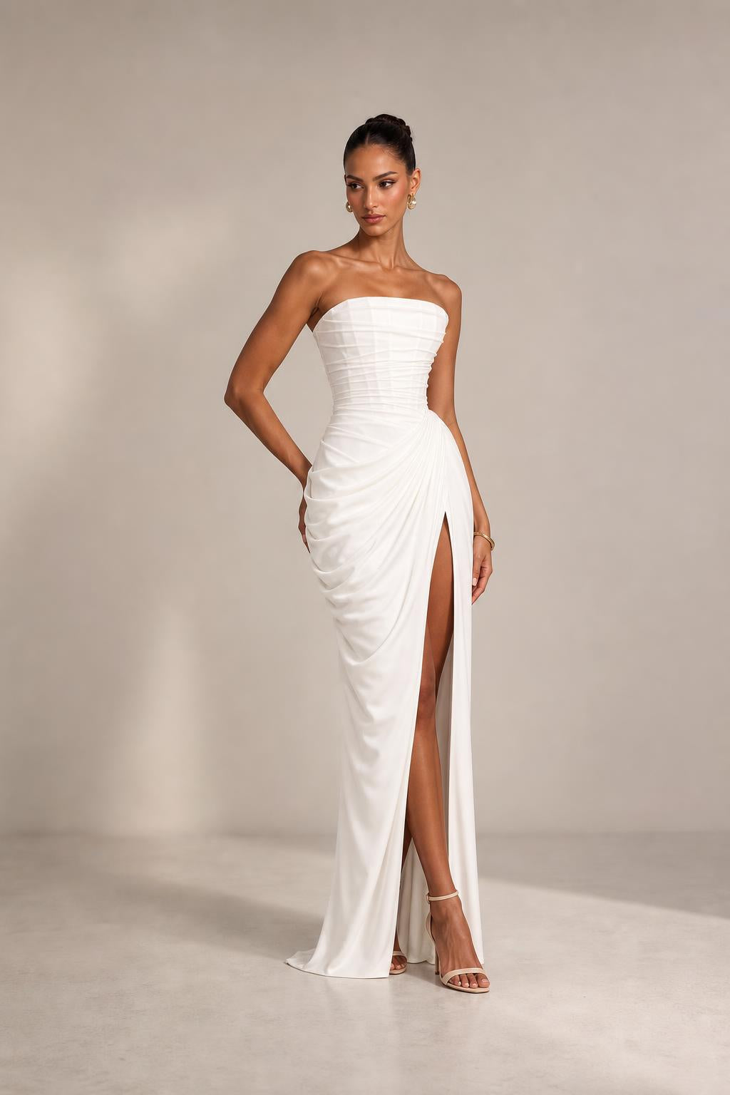 Vestido largo drapeado palabra de honor con abertura en color blanco