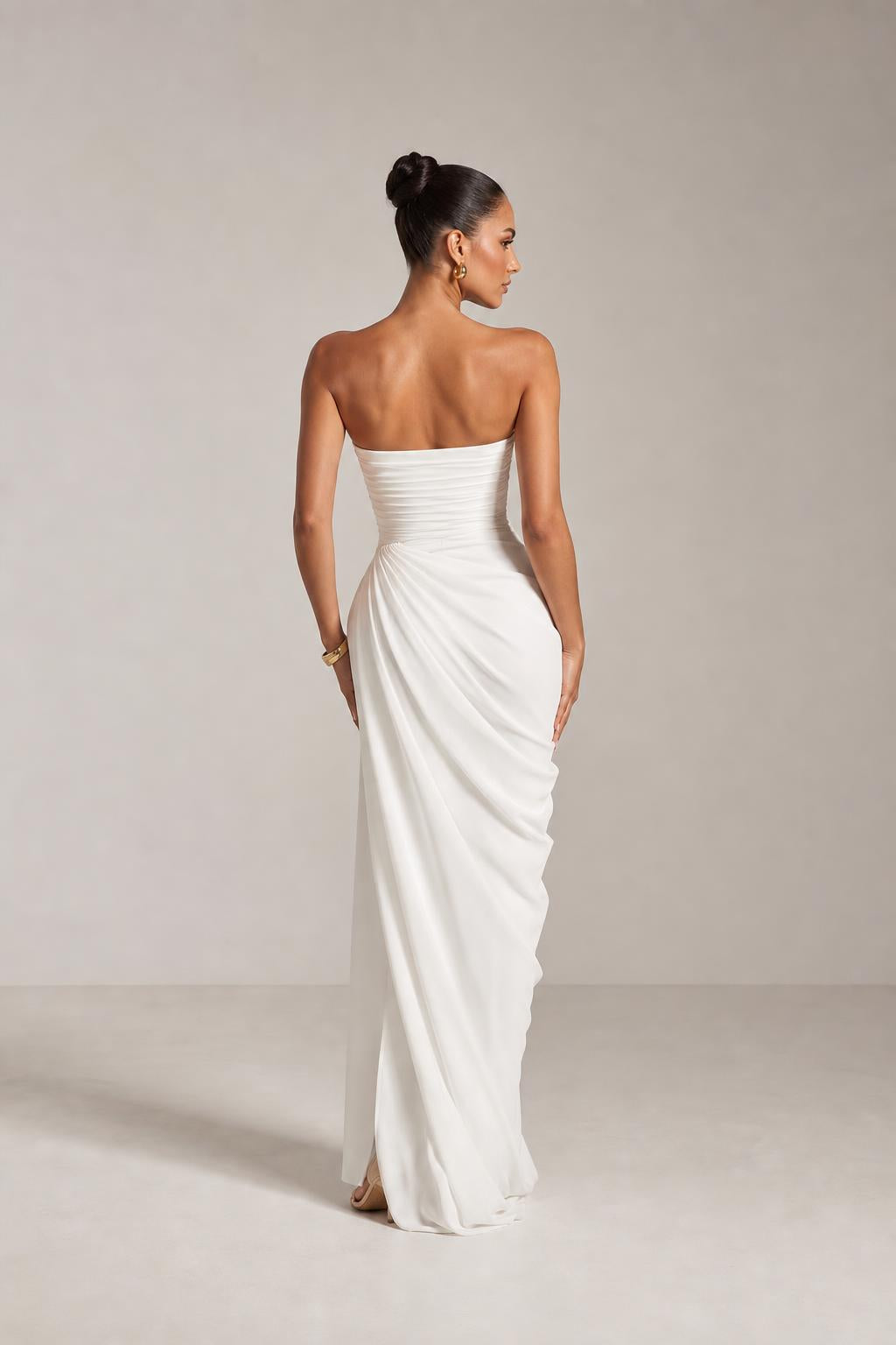 Vestido largo drapeado palabra de honor con abertura en color blanco