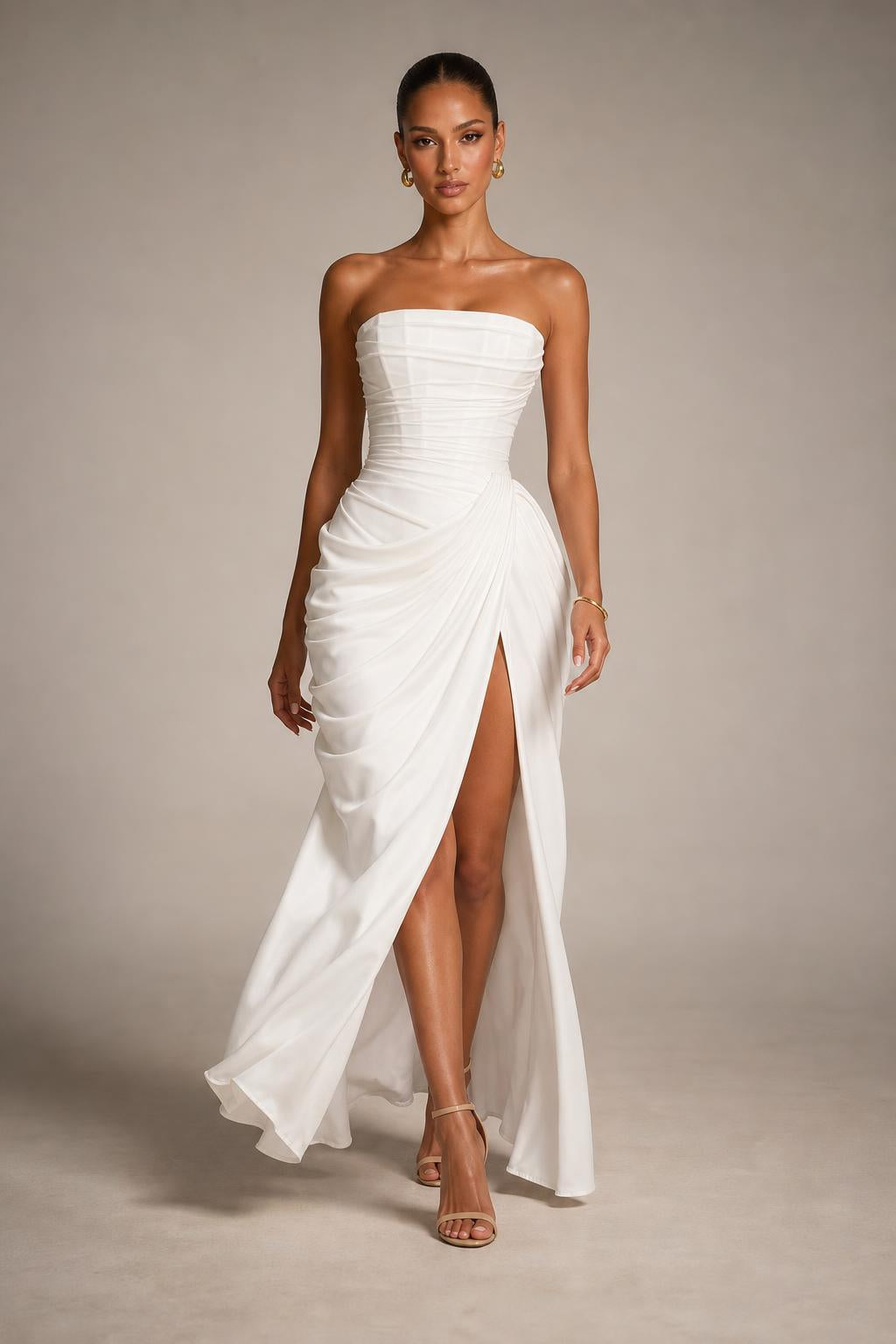 Vestido largo drapeado palabra de honor con abertura en color blanco