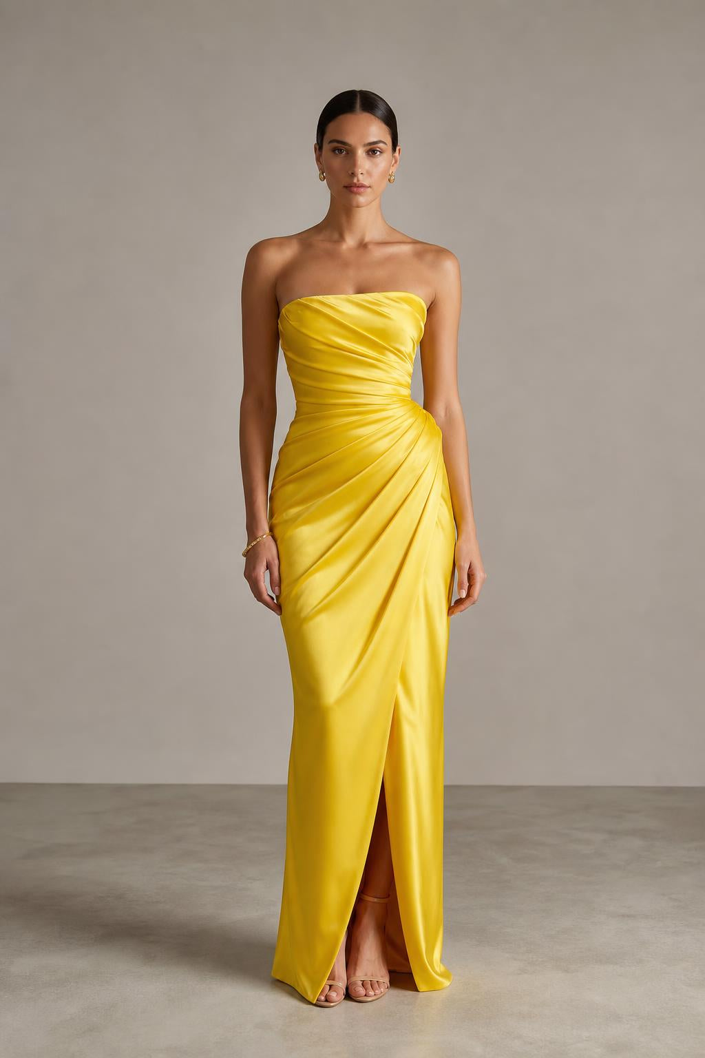 Vestido largo drapeado palabra de honor con abertura en color amarillo