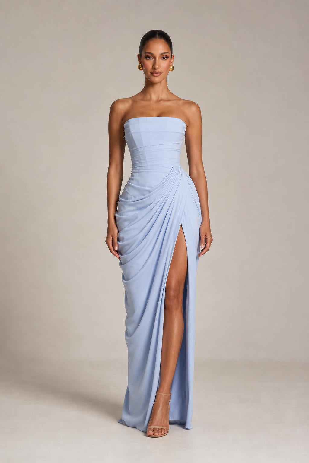 Vestido largo drapeado palabra de honor con abertura en color azul claro