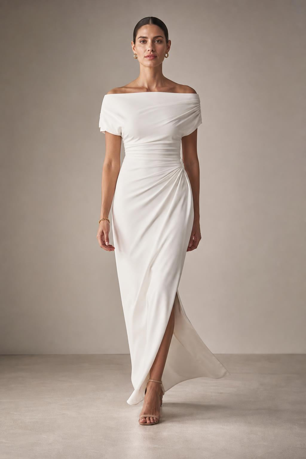 Vestido largo de hombros descubiertos con drapeado y abertura en color blanco