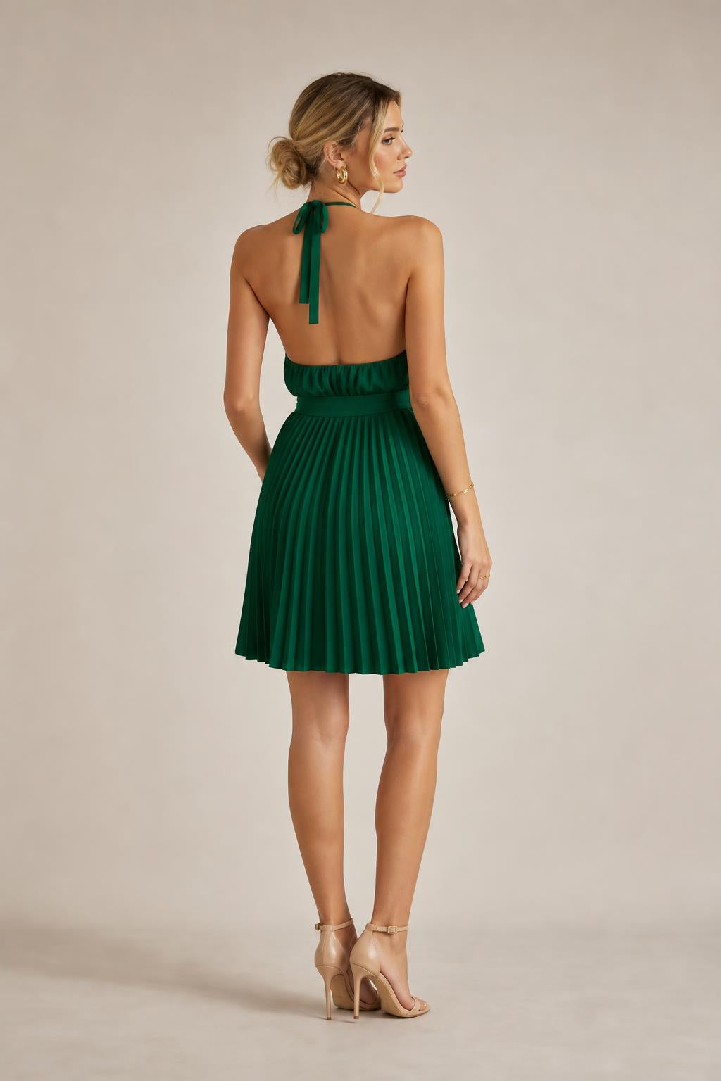 Vestido corto plisado de cuello halter con cinturón en color verde