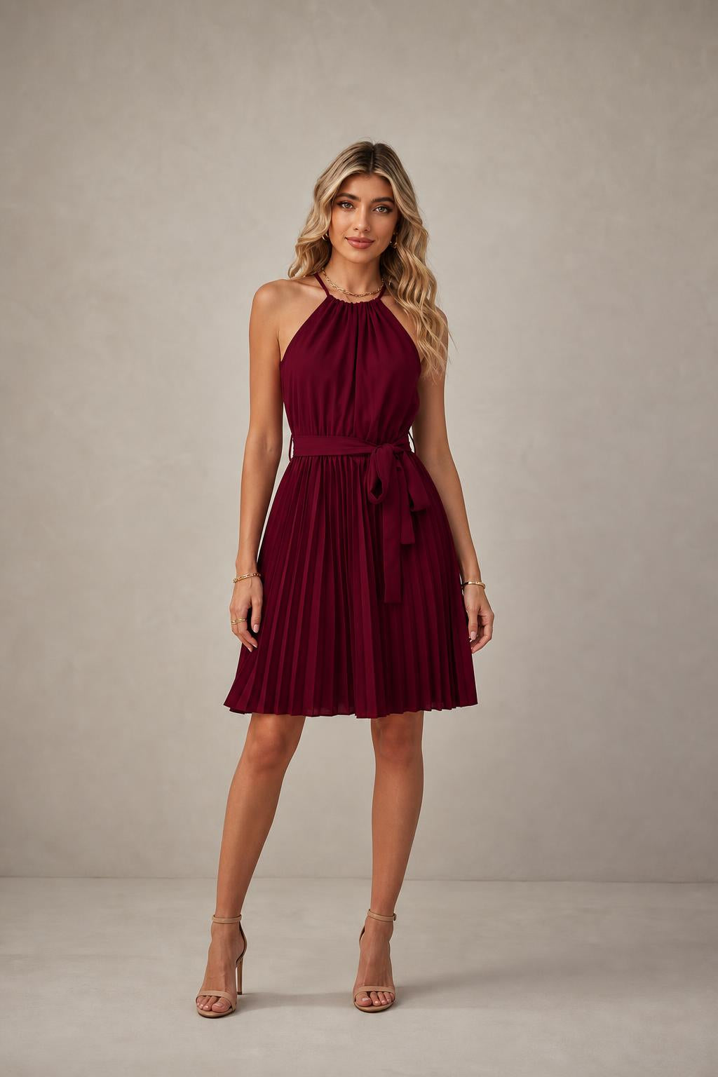 Vestido corto plisado de cuello halter con cinturón en color burdeos