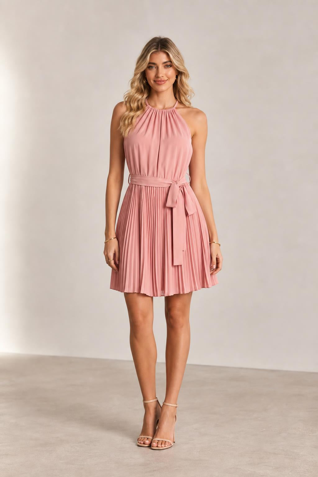 Vestido corto plisado de cuello halter con cinturón en color rosa