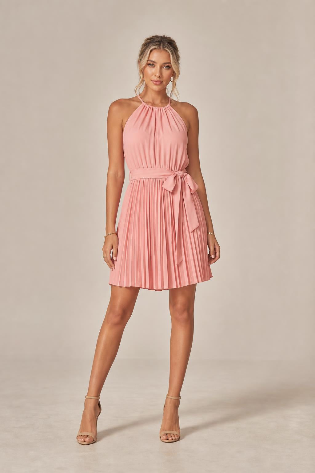 Vestido corto plisado de cuello halter con cinturón en color rosa palo