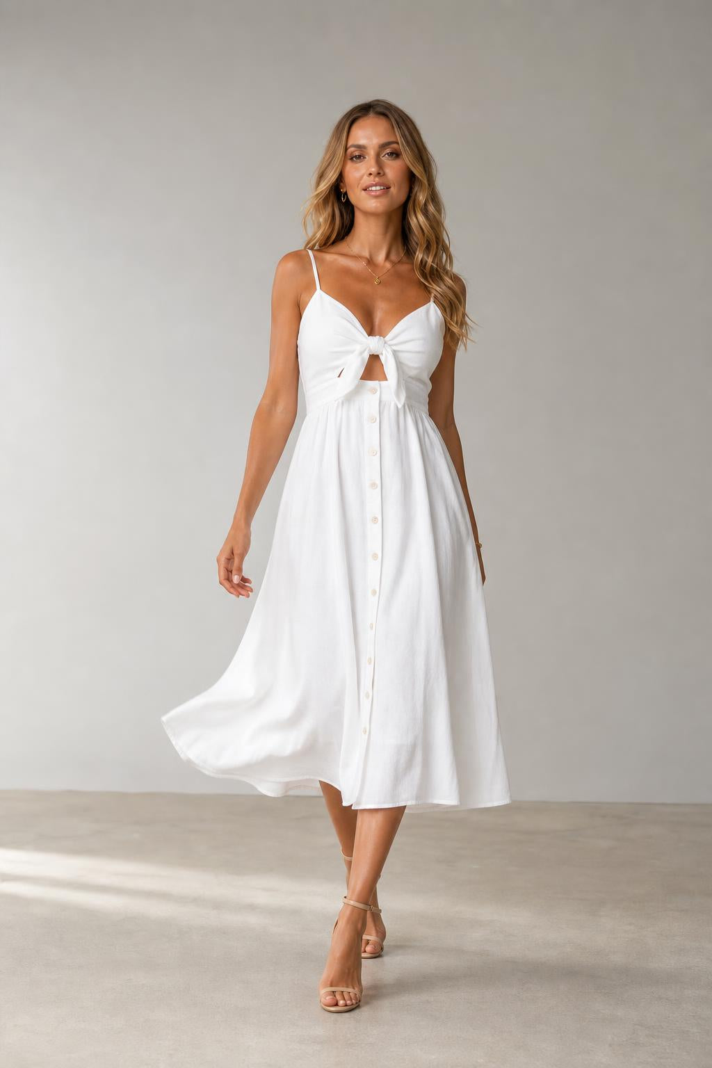 Vestido midi abotonado con lazo en el pecho en color blanco