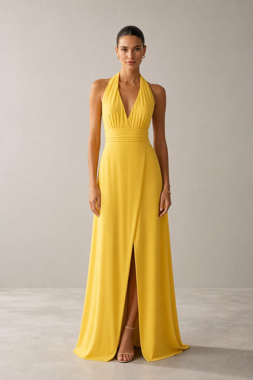 Vestido largo halter con escote en V y abertura en color amarillo