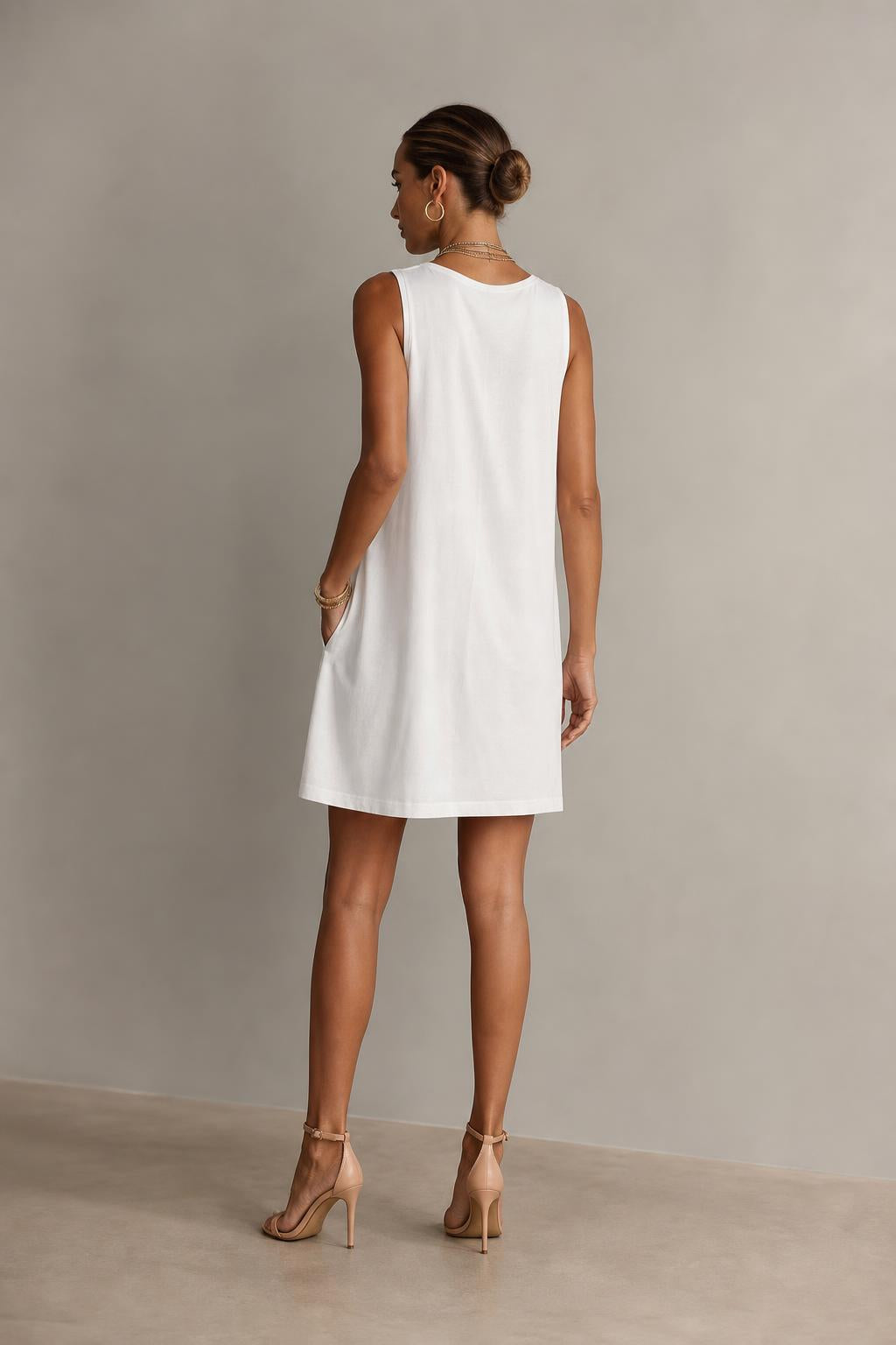 Vestido corto de cuello drapeado con bolsillos en color blanco