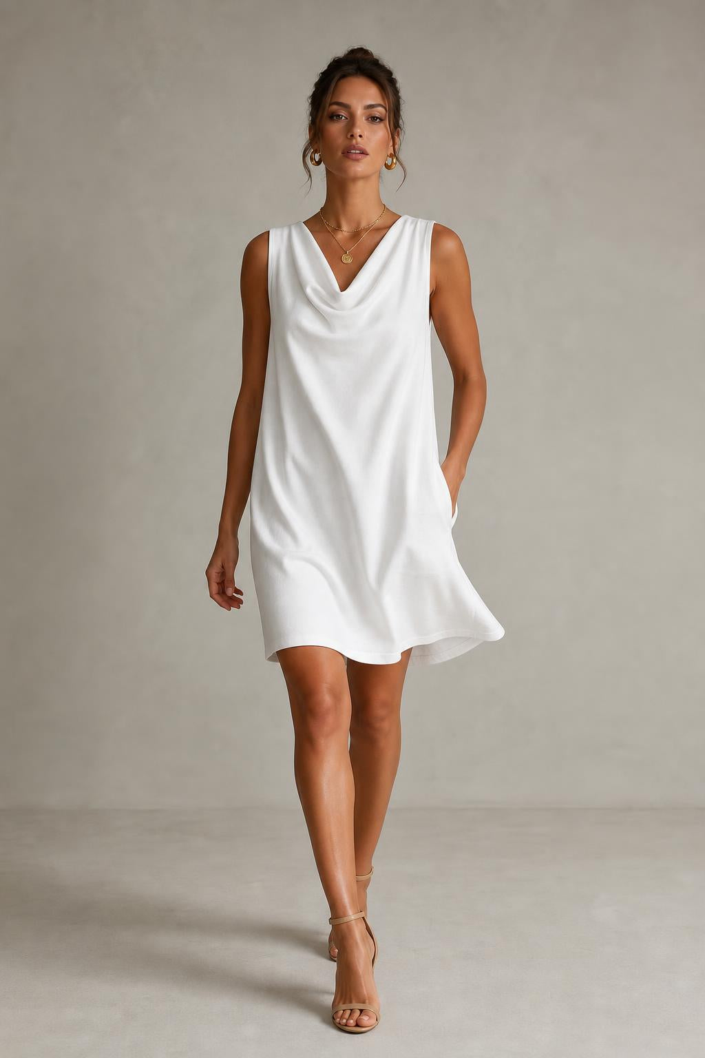 Vestido corto de cuello drapeado con bolsillos en color blanco