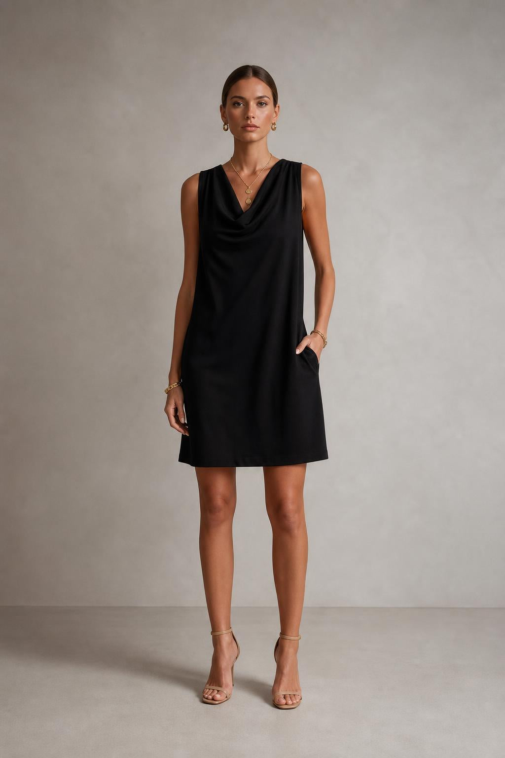 Vestido corto de cuello drapeado con bolsillos en color negro