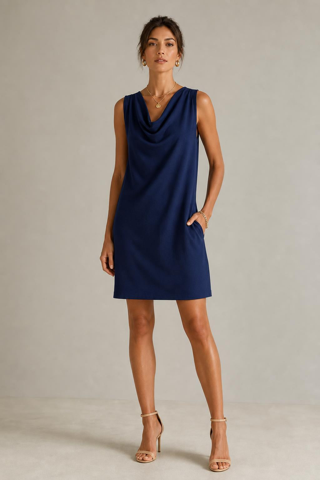 Vestido corto de cuello drapeado con bolsillos en color azul