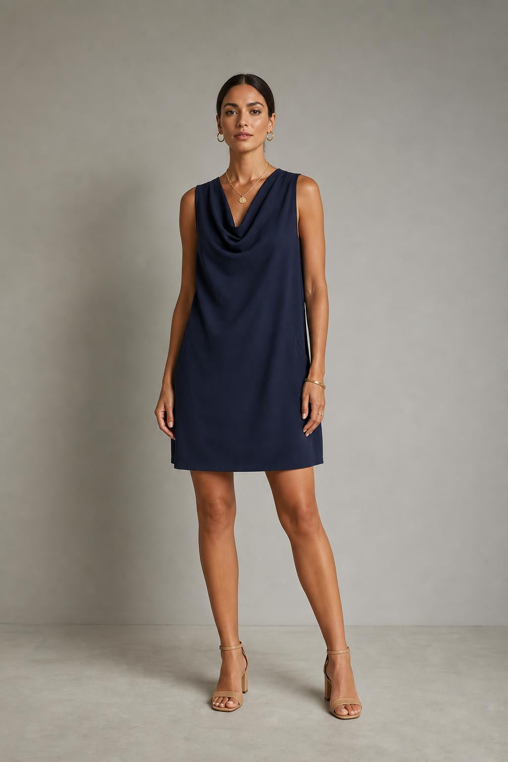 Vestido corto de cuello drapeado con bolsillos en color azul marino