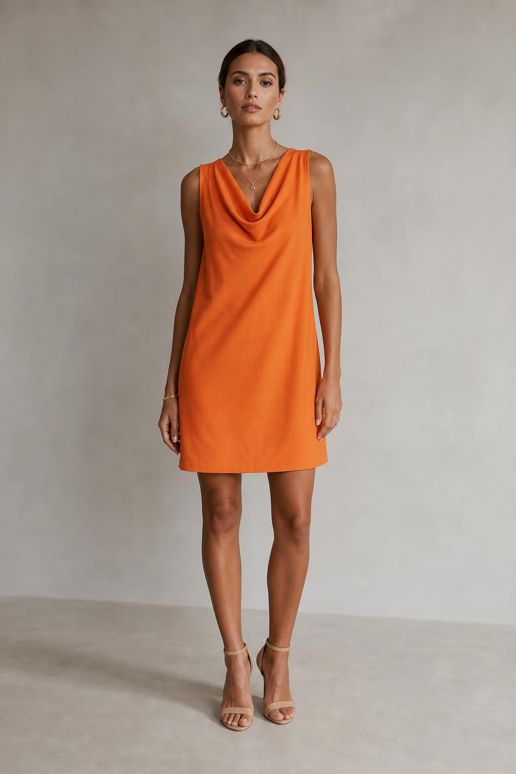 Vestido corto de cuello drapeado con bolsillos en color naranja