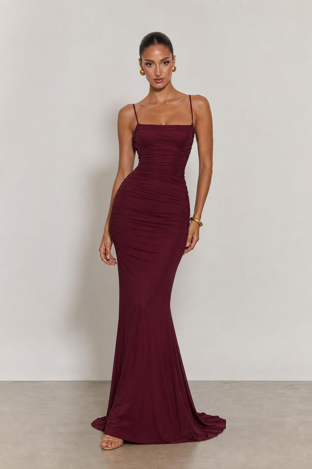 Vestido largo de noche con espalda abierta y lazo en color burdeos
