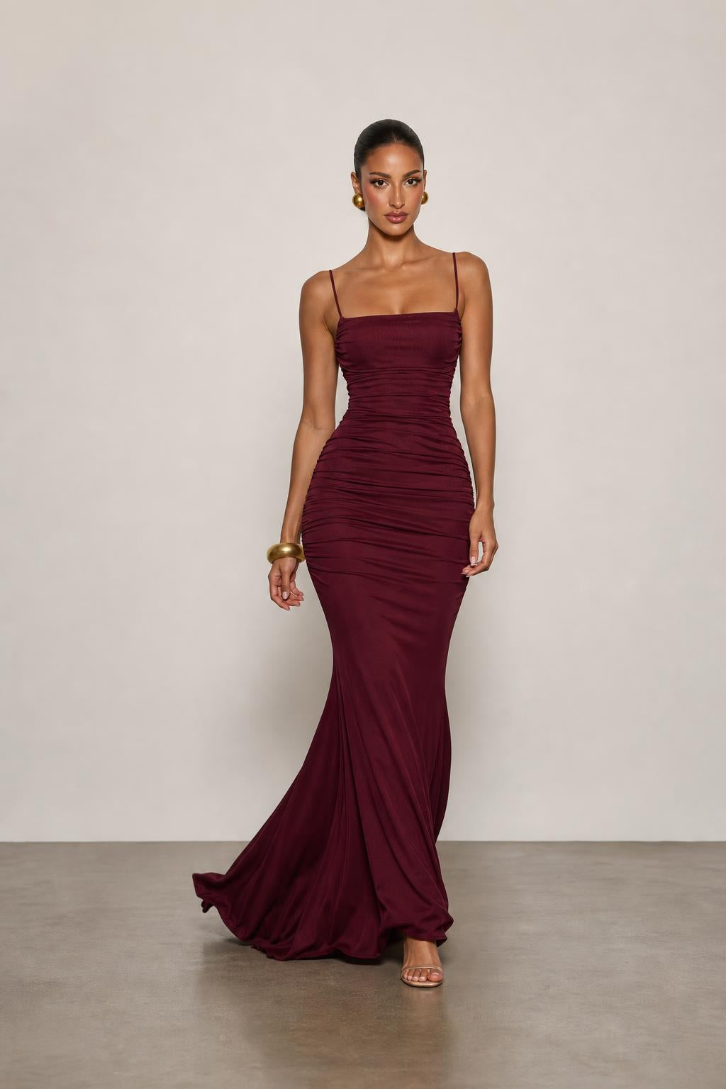 Vestido largo de noche con espalda abierta y lazo en color burdeos