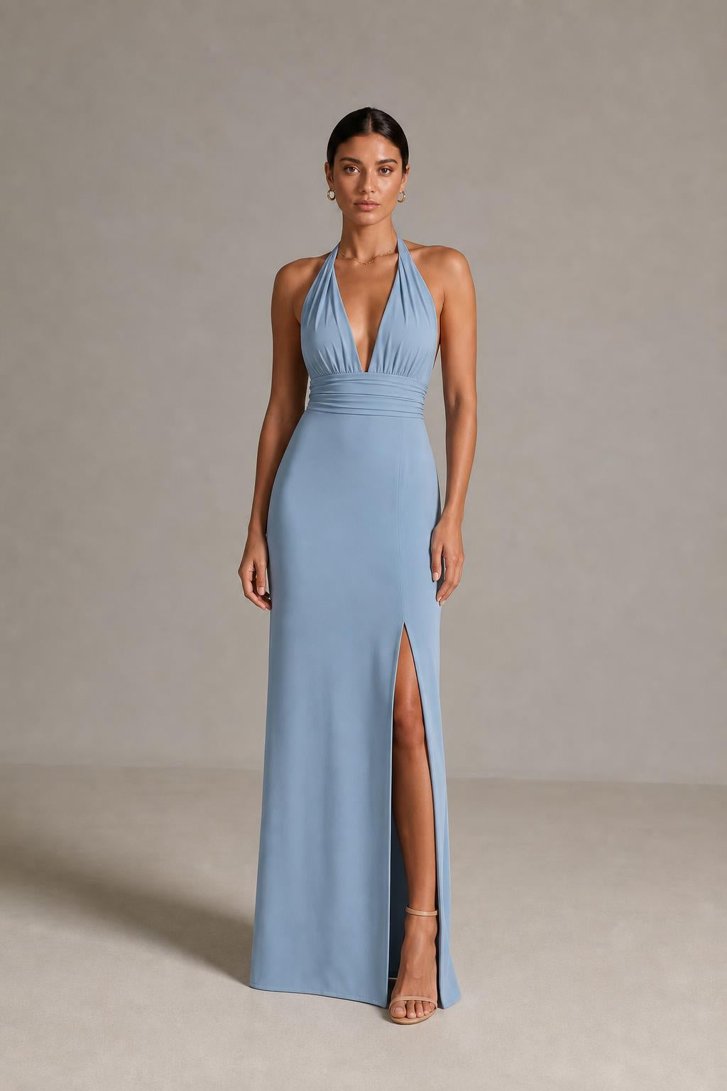 Vestido largo halter con escote en V y abertura en color azul