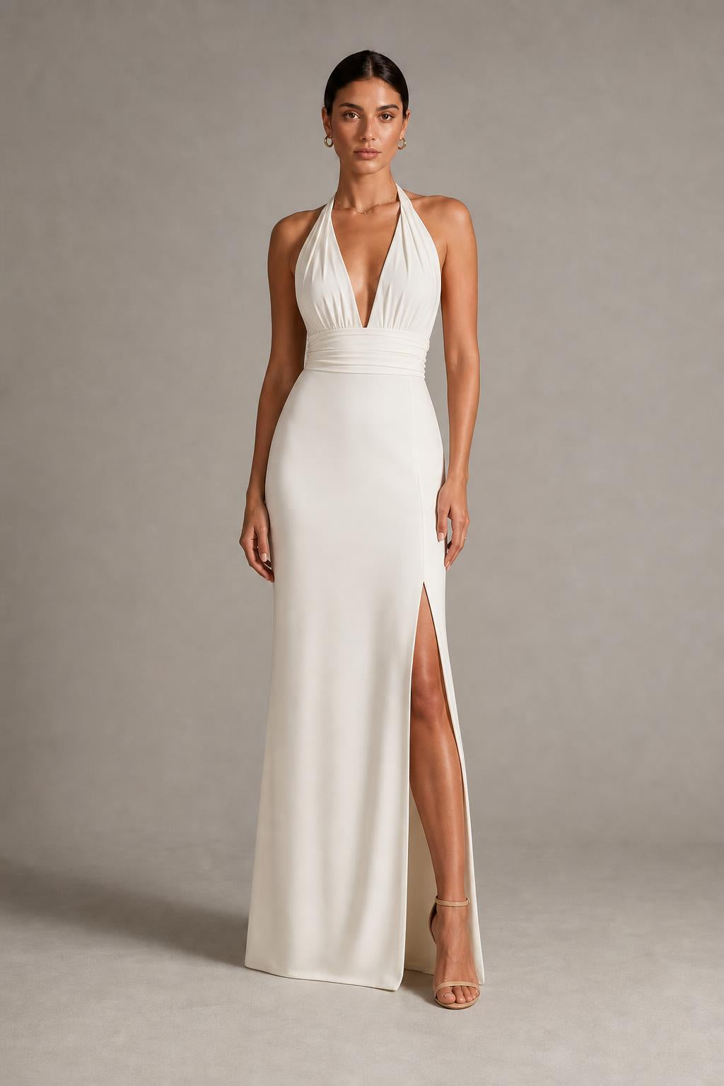 Vestido largo halter con escote en V y abertura en color blanco