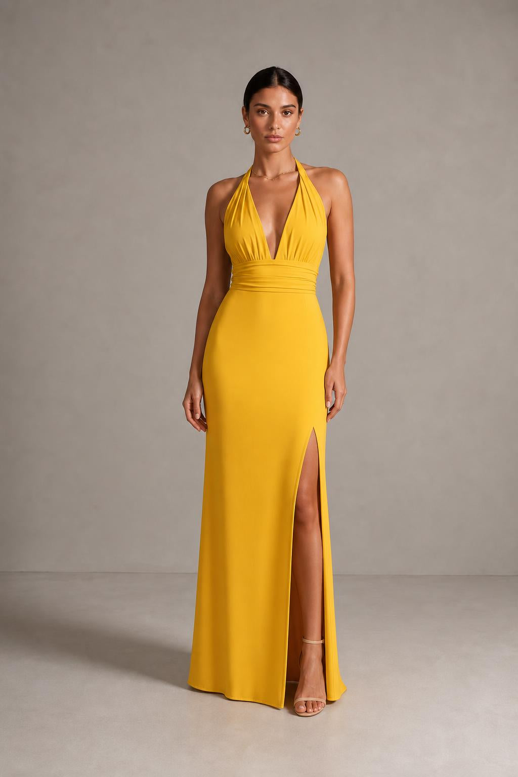 Vestido largo halter con escote en V y abertura en color amarillo